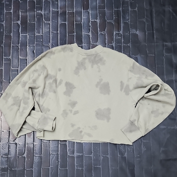 Disney Cruella de Vil Cropped Sweatshirt Gray Tie Dye Graphic Pullover Size M - Picture 5 of 5